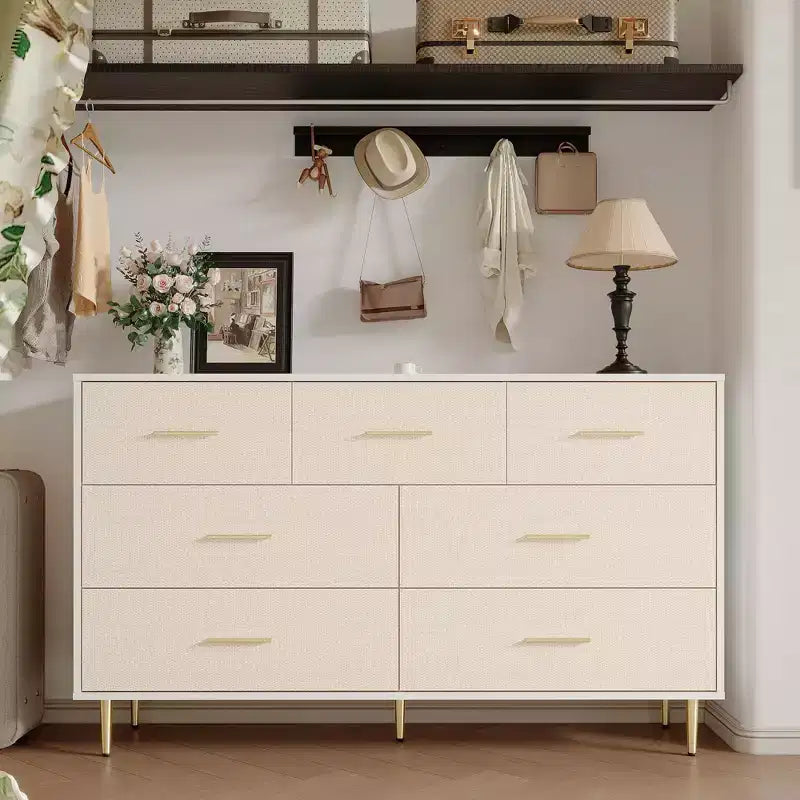 Commode 7 tiroirs, commode moderne avec poignées en métal doré, commode en bois pour chambre à coucher avec pieds en métal robustes, organisateur de rangement blanc