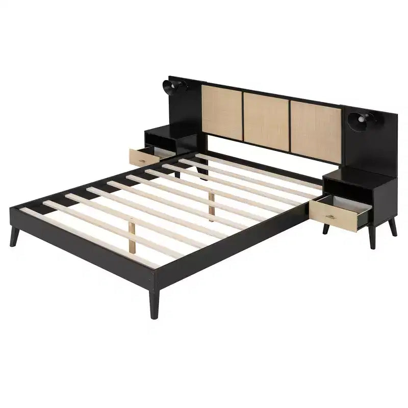 Lit plateforme en bois Queen Size avec 2 tables de chevet, 2 lampes et tête de lit en rotin, Noir